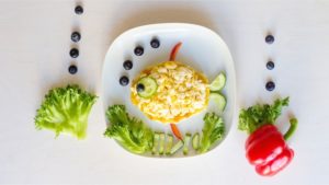 Оформляем завтрак для детей. Делаем «Рыбку»